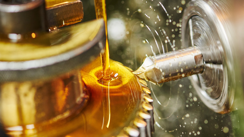 Lubricant pouring on a gear wheel