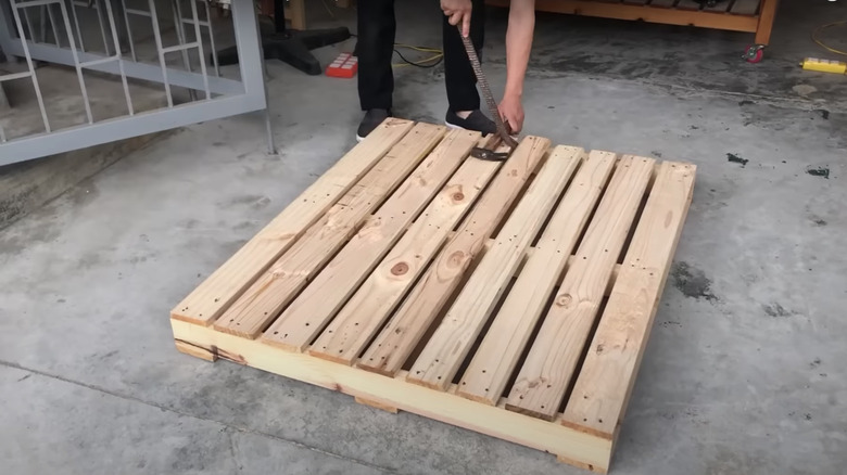 Deconstructing a pallet board