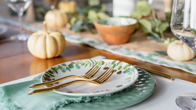 thanksgiving place setting with pumpkins