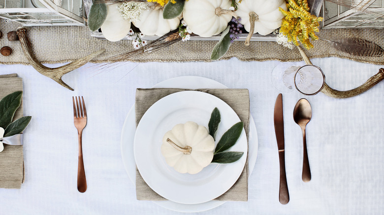 A Neutral and Rustic Thanksgiving Table Setting - Sanctuary Home Decor