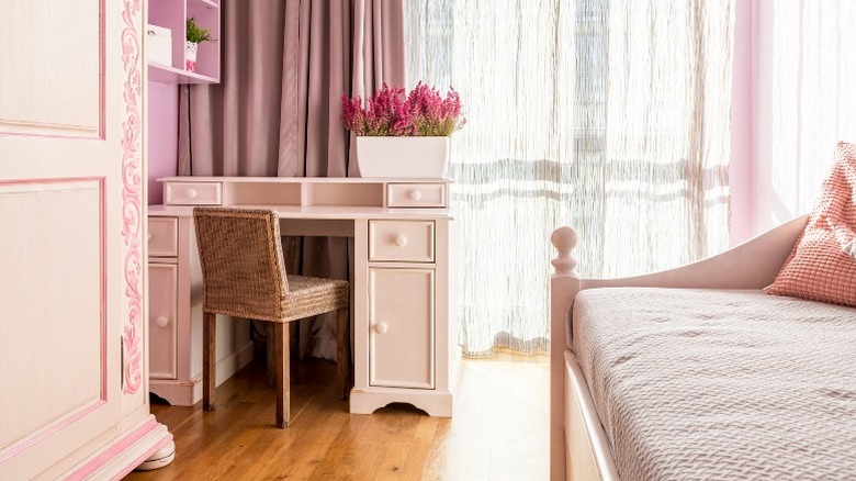 Kids' room with pink desk