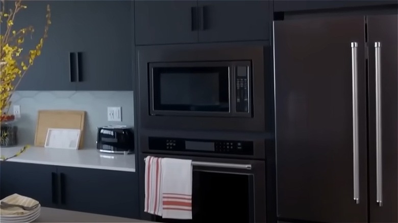 Black finish around appliances 