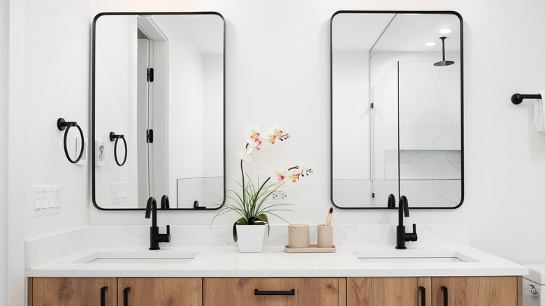 A low vanity backsplash