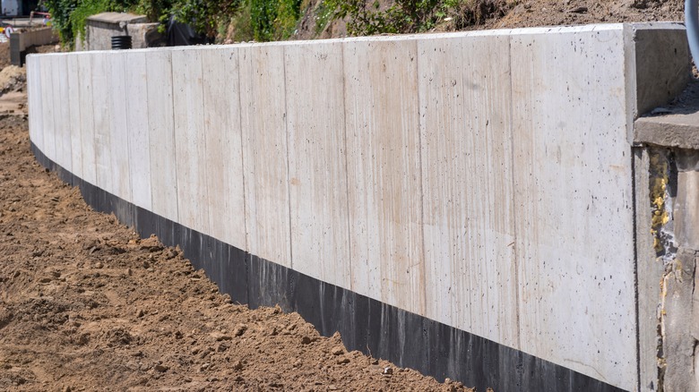 Poured concrete retaining wall