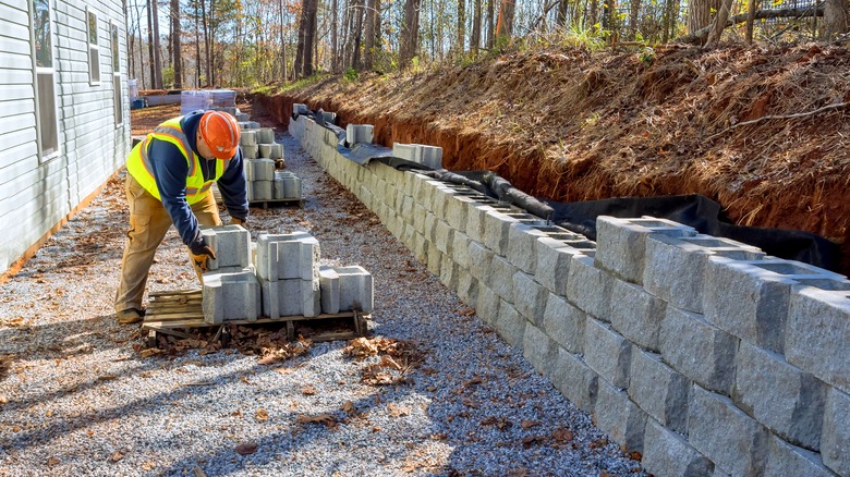 Building concrete block retaining wall