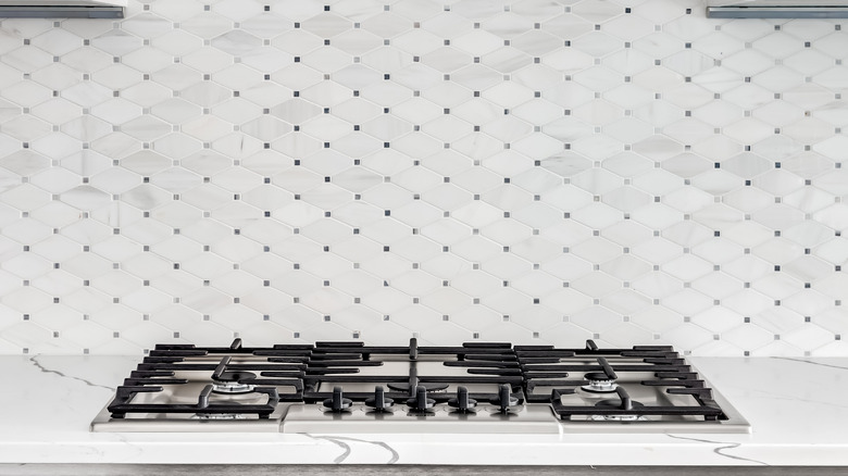 diamond tile pattern backsplash in kitchen