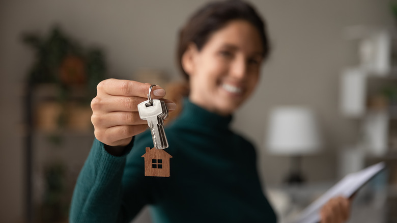 woman holding  house keys