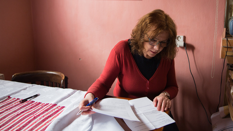 woman filling out a form