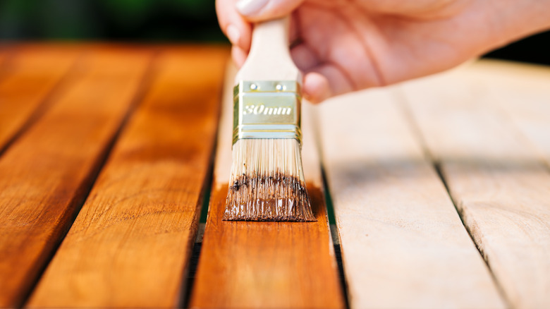 applying wood varnish