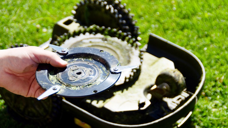 Cleaning robot mower blades