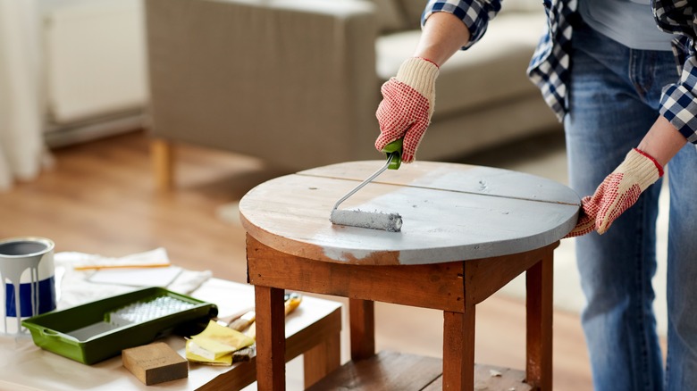 Painting a side table blue