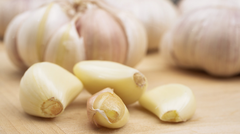 Garlic cloves 