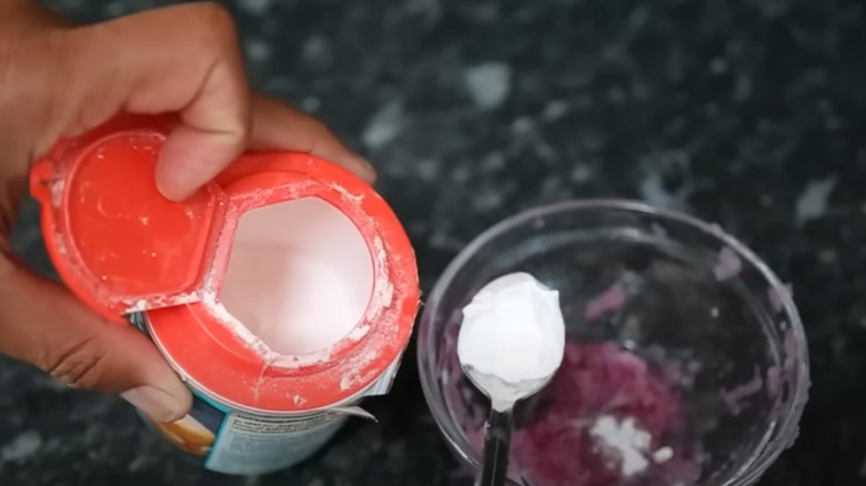 mixing baking soda and onions