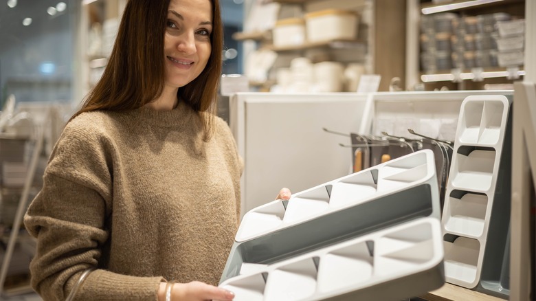 woman shopping for cutlery organizer