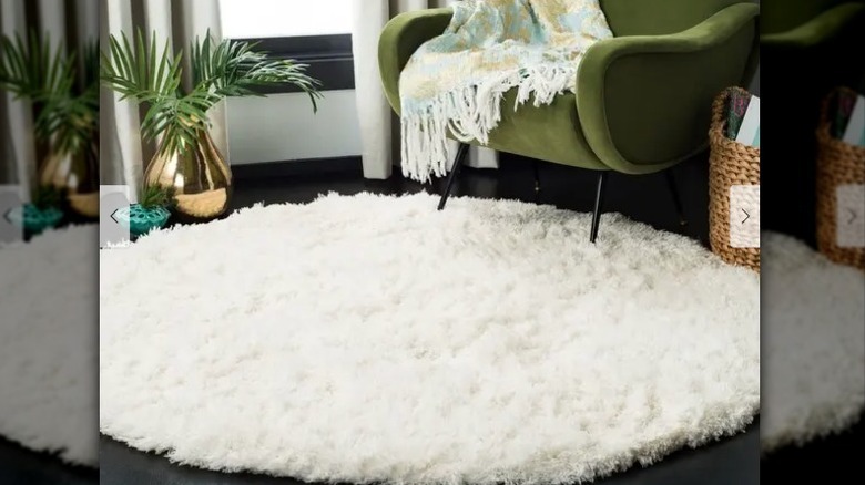 white fluffy rug