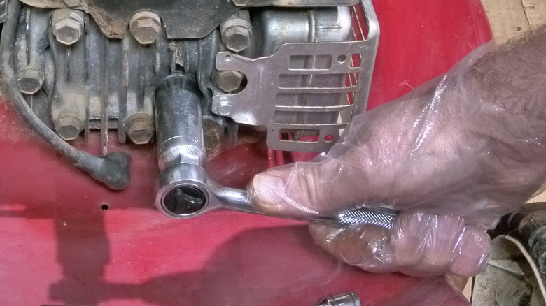 Removing spark plug with ratchet
