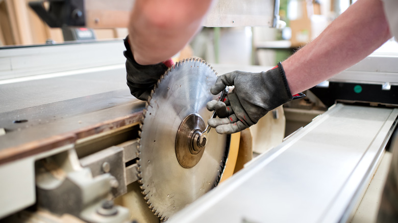 Changing blade on saw