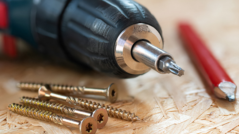 electric screwdriver and wood screws