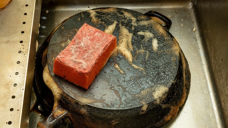 Cleaning cast iron skillet