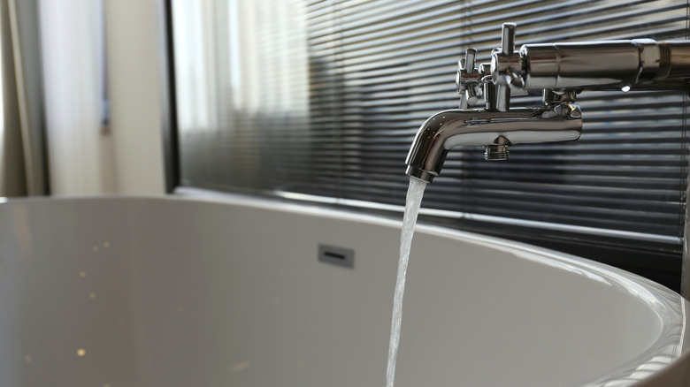 Bathtub filling up with water