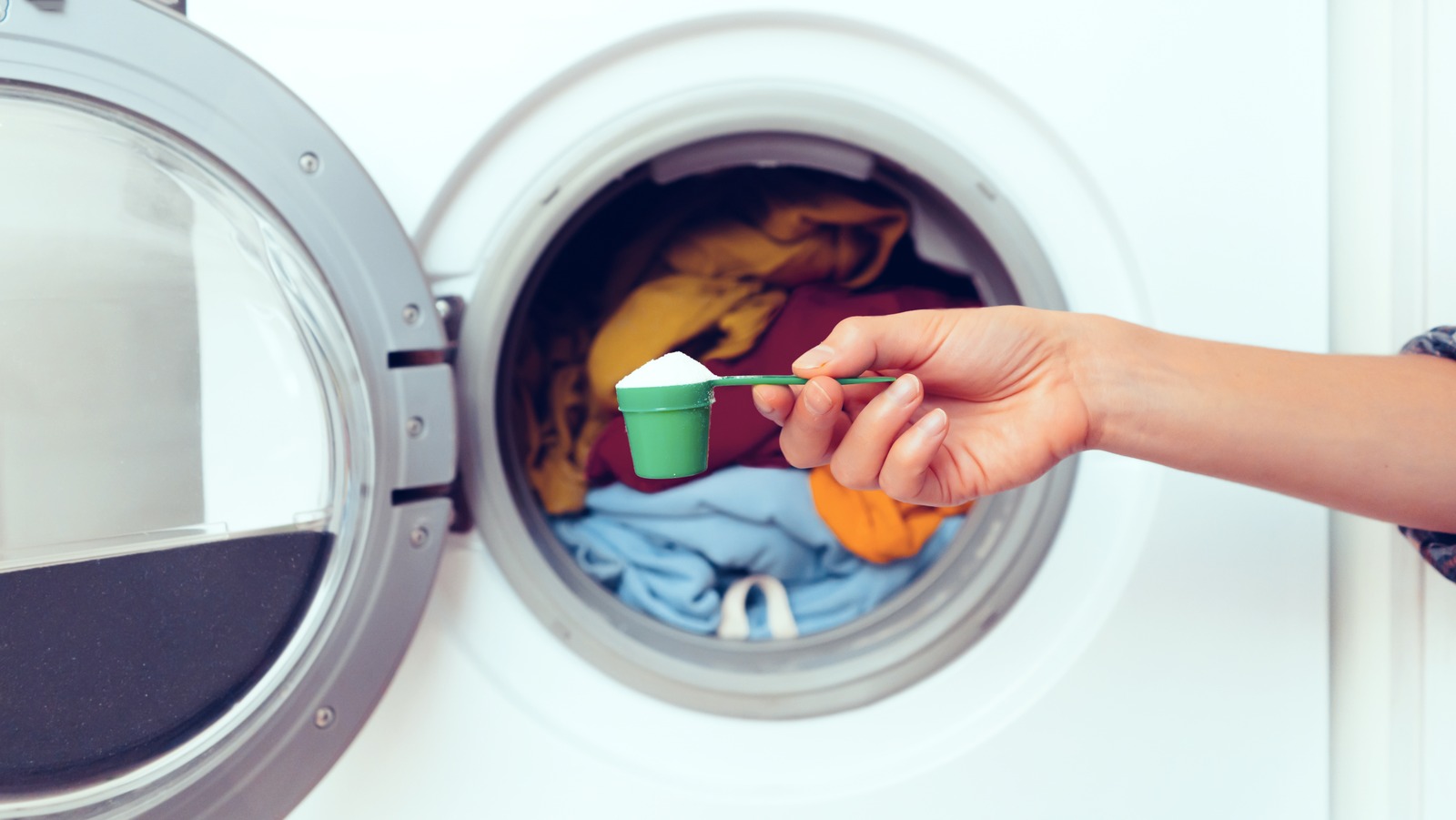 Should You Add Baking Soda To Your Laundry Load 