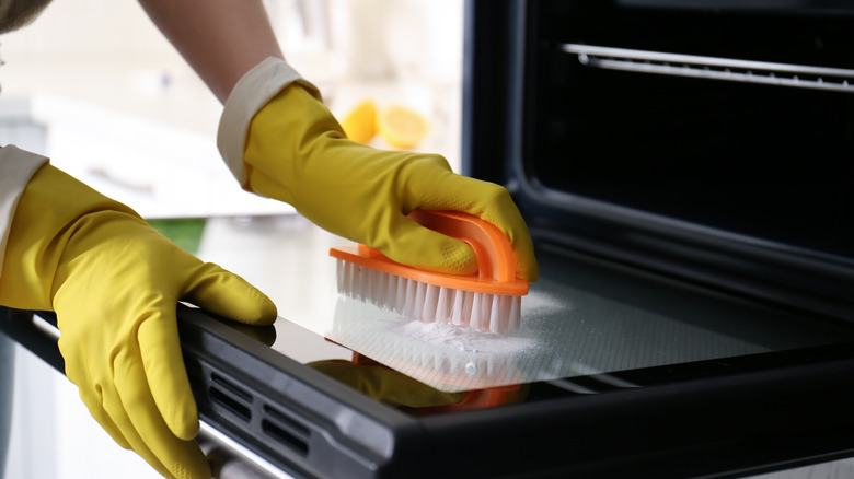 Scrubbing oven with baking soda