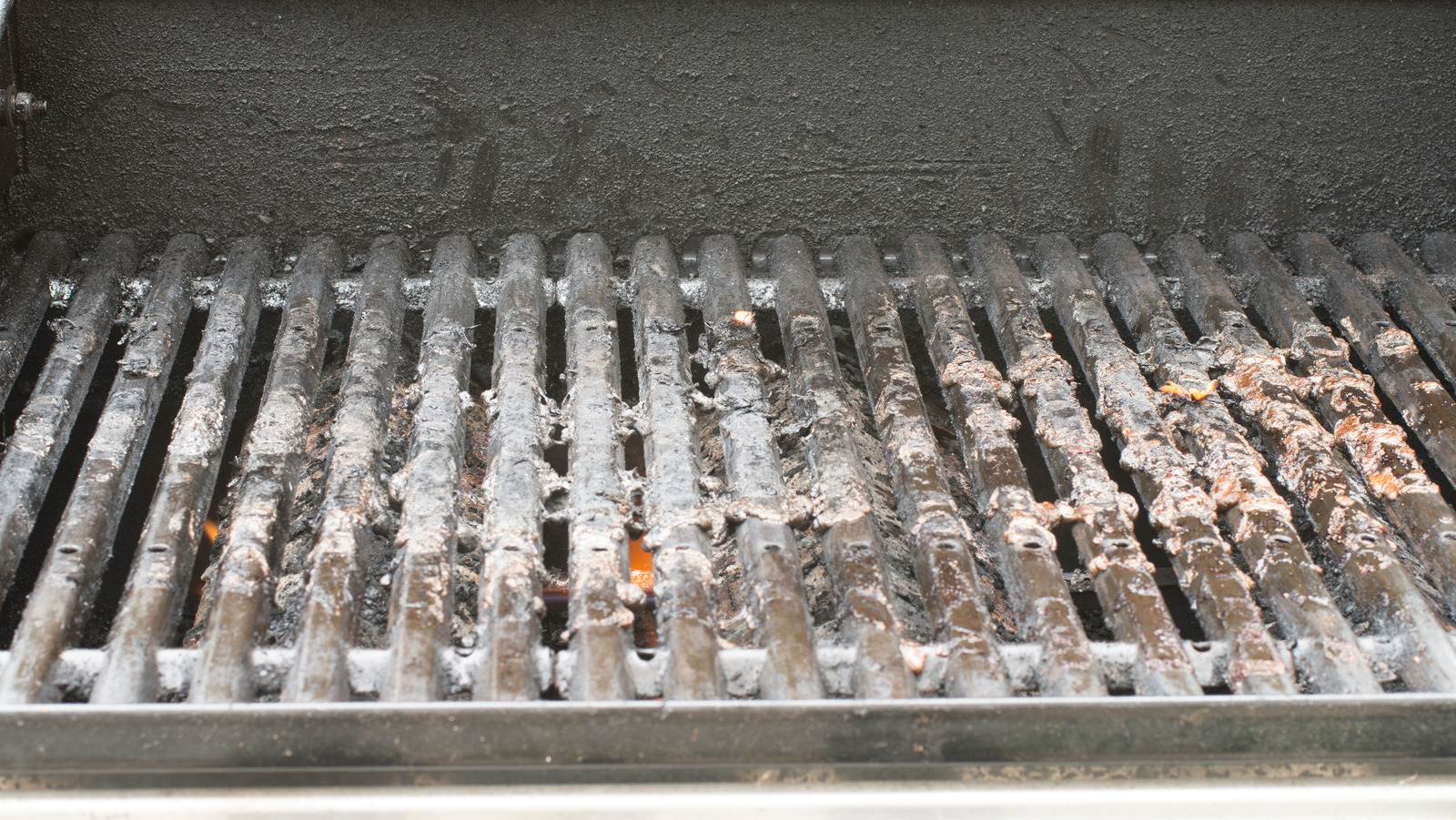 https://www.housedigest.com/img/gallery/should-you-use-a-bottle-of-beer-to-clean-your-grill/l-intro-1695060137.jpg