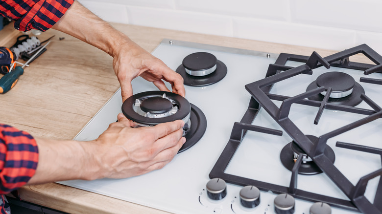 https://www.housedigest.com/img/gallery/signs-its-time-to-replace-your-stovetop-burners/intro-1687819673.jpg