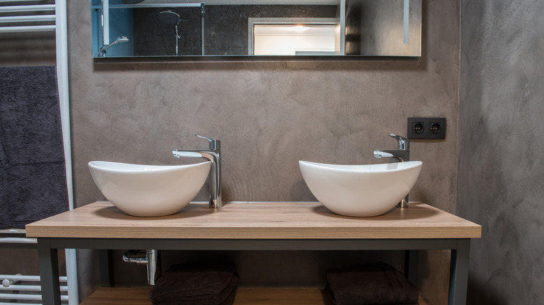 Microcement bathroom walls with 2 sinks