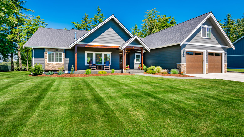 gray and blue ranch house