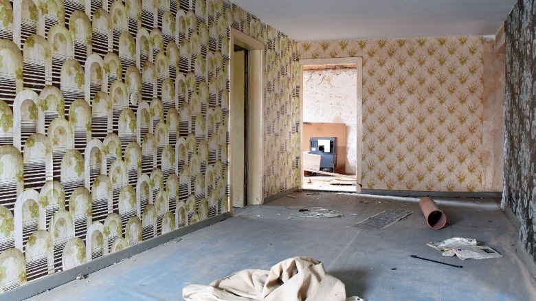 Room with yellow black wallpaper