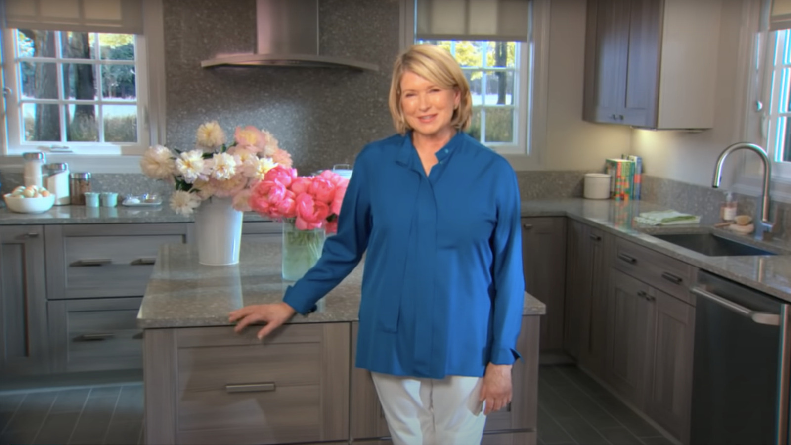 https://www.housedigest.com/img/gallery/simple-organizing-tips-from-martha-stewart-to-help-your-kitchen-run-more-smoothly/l-intro-1687177192.jpg