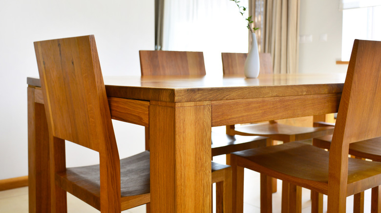 Dining table and chairs made of an orange-toned oak wood