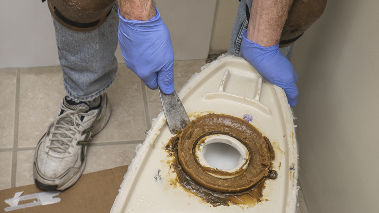 Removing old wax toilet ring