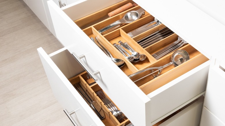 Drawer dividers in kitchen