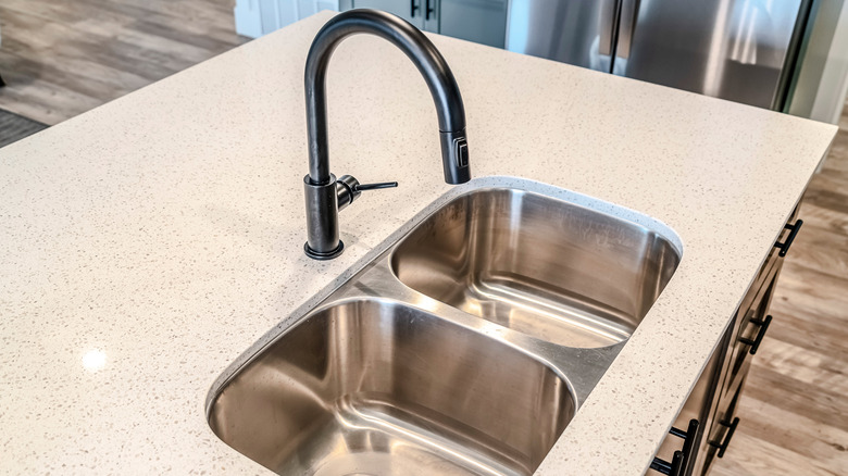 Double sink with single-handle faucet