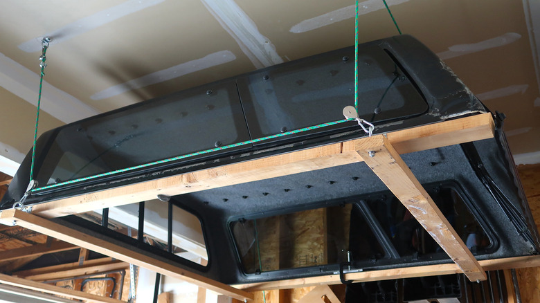 Pulley-operated ceiling storage rig