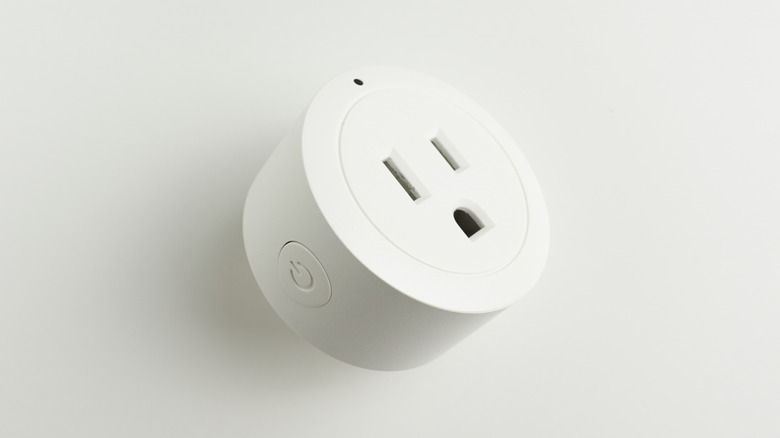 individual white smart plug 