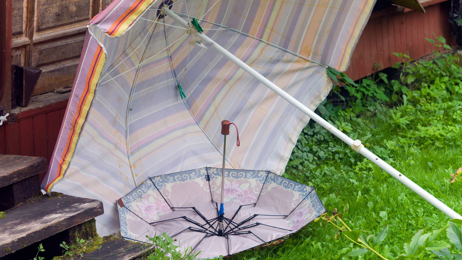 Inspired by a post yesterday.. a old patio umbrella reborn as a clothes line!  : r/ZeroWaste