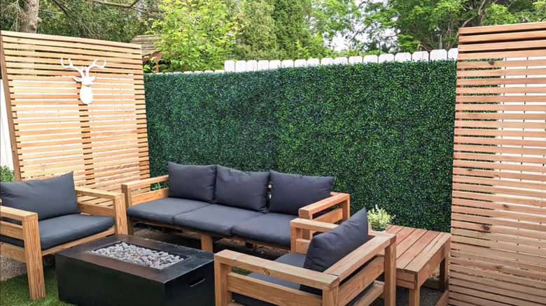 patio with wooden privacy screens