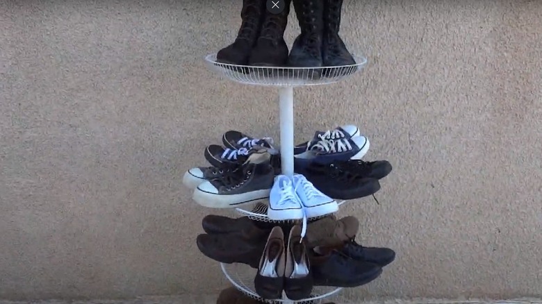 fan shoe rack