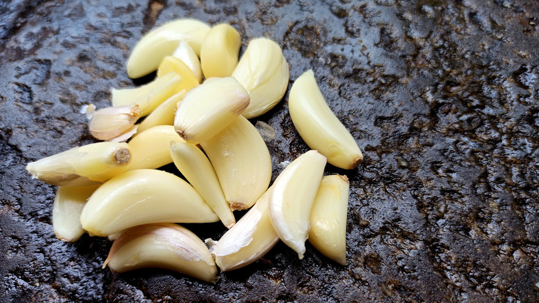 Peeled garlic cloves