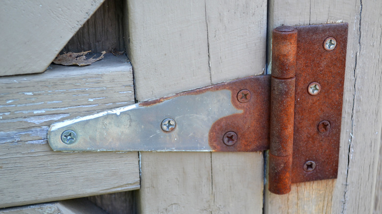 Rusty hinge 