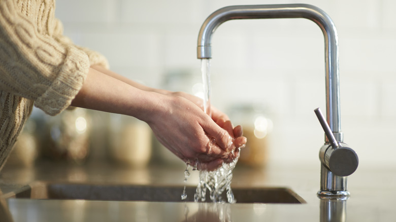 Faucet with nearly invisible caulk