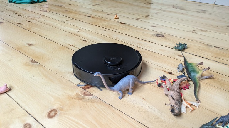 The YEEDI robot vaccum tussling with dinosaurs