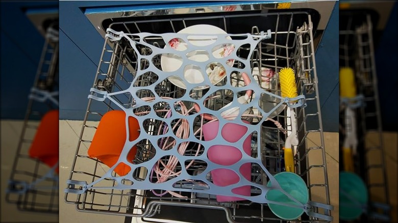 Dishwasher net over dishes