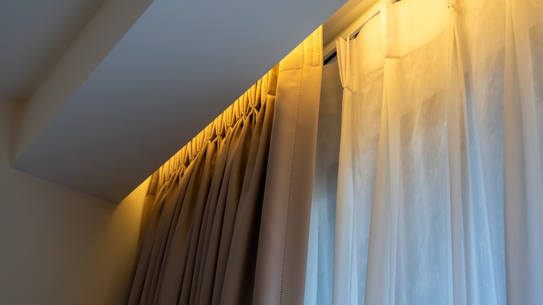 Sunlight Leaking In From The Sides Of Your Curtains? Try This Pool ...