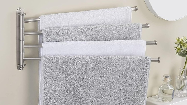 A swiveling towel rack with four towels