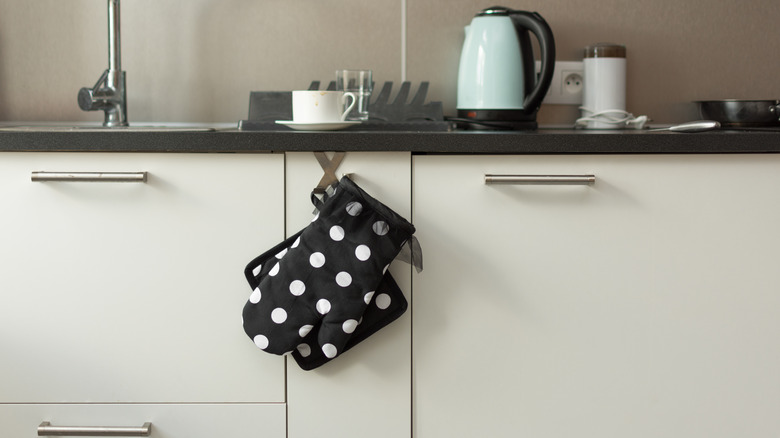 hanging polka dot oven mitt