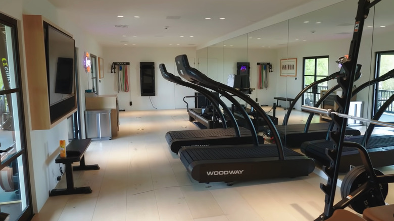 the home gym with mirrors